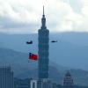 Militärhubschrauber anlässlich Taiwans Nationalfeiertag in Taipeh.