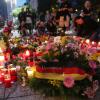 Blumen und Kerzen werden am Tatort in der Innenstadt von Chemnitz niedergelegt.