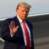 Der ehemalige US-Präsident Donald Trump verlässt sein Flugzeug bei der Ankunft am Hartsfield-Jackson Atlanta International Airport.