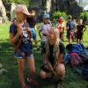 Johanna (acht Jahre) war schon in Kletterparks – auf einem richtigen Felsen noch nie, erzählt sie Betreuerin Vanessa. Johanna (acht Jahre) war schon in Kletterparks – auf einem richtigen Felsen noch nie, erzählt sie Betreuerin Vanessa.