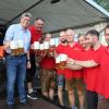 Ein Prosit auf die Festtage mit den Feuerwehrführungskräften sowie Bürgermeisterin Christine Frieß und Brauereichef Andreas Leikeim (li.).