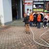 Eifrig bei der Sache: Mit Handpumpe und Schlauch wird ein Hausbrand gelöscht.