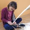 Franka flechtet konzentriert mit der Binse. Franka flechtet konzentriert mit der Binse.