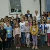 Die Schulgemeinschaft der Grundschule Hochstadt am Main ist stolz auf die Auszeichnung „Schwalbenfreundliches Haus“. Mit ihnen freuen sich (hinten, v. li.) Bürgermeister Max Zeulner, LBV-Kreisvorsitzende Marion Damm, Lehrer Stefan Schmeißner und Schulleiterin Heike Klimke.