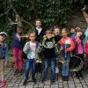 Ein bisschen Spaß muss sein: Die Kinder haben nicht nur ein schönes Flechtkunstwerk gestaltet, sondern auch viel gelacht.