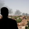 Ein Mann blickt auf die Stadt Khartum, wo schwarzer Rauch aufsteigt. Seit nun mehr vier Monaten bekämpfen sich die Konfliktparteien im Sudan.