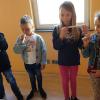 Fritz, Emma, Victoria und Charlize überprüfen heimlich den Klang der „Flöte“. Fritz, Emma, Victoria und Charlize überprüfen heimlich den Klang der „Flöte“.
