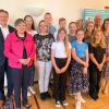Regierungspräsidentin Heidrun Piwernetz (2. v. li.), der Ministerialbeauftragte für die Oberfränkischen Gymnasien, Dr. Harald Vorleuter (li.), der oberfränkische Obmann des Volksbundes Deutsche Kriegsgräberfürsorge, Robert Fischer (2. v. re.), mit den geehrten Schülerinnen und Schülern sowie den betreuenden Religionslehrerinnen.