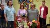 Erzieherin Renate Benson (Mi., mit Blumen) wurde in den Ruhestand verabschiedet von (v. re.) Angela Birkner (evangelischer Kita-Verband Bayern), Nina Klett (Träger-Vertretung), Angela Zapfe (Kita Grünschnabel, Gesamtleitung), Pfarrer Daniel Steffen Schwarz, Jasmin Friedlein und Katharina Rühr (beide Elternbeirat).