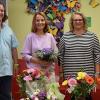 Erzieherin Renate Benson (Mi., mit Blumen) wurde in den Ruhestand verabschiedet von (v. re.) Angela Birkner (evangelischer Kita-Verband Bayern), Nina Klett (Träger-Vertretung), Angela Zapfe (Kita Grünschnabel, Gesamtleitung), Pfarrer Daniel Steffen Schwarz, Jasmin Friedlein und Katharina Rühr (beide Elternbeirat).