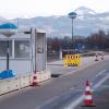 Bundespolizisten kontrollieren an der Autobahn 93 (A93) am Grenzübergang Kiefersfelden Reisende bei der Einreise von Österreich nach Deutschland.