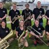 Spielen inmitten Europas größten geschlossenen Lindenkranz für den guten Zweck auf: Die „Maascheißer“ des Musikvereins Ebensfeld.