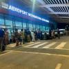 Menschen sind vor dem dem internationalen Flughafen von Niamey zu sehen. Knapp eine Woche nach dem Militärputsch im Niger hat Frankreich mit der Evakuierung seiner Staatsbürger aus dem westafrikanischen Land begonnen.