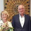 Roland Vogel (2. v. re), stellvertretnder Vorstandsvorsitzender der Sparkasse Coburg-Lichtenfels, wurde nach 45-jähriger Sparkassen-Dienstzeit in den Ruhestand verabschiedet. der Lichtenfelser Landrat Christian Meißner (li.) und Dr. Martin Faber, Vorstandsvorsitzender der Sparkasse, würdigten seinen Einsatz und sprachen Dank und Anerkennung für das Geleistete aus. Vogels Ehefrau Jutta erhielt einen Blumenstrauß.
