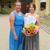 Kristina Rühr freute sich mit Schulleiterin Anna–Sophie Schindler (links) über das überdurchschnittliche Ergebnis. Sie erreichte als beste Absolventin der Berufsfachschule für Kinderpflege einen Notendurchschnitt von 1,13.