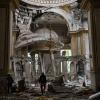 Nach einem russischen Raketenangriff inspizieren Kirchenmitarbeiter die schweren Schäden in der Verklärungskathedrale in Odessa.