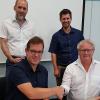 Erster Bürgermeister Jürgen Gäbelein und Geschäftsführer Uwe Meyer von der süc//dacor GmbH (sitzend, v. li.) bei der Unterzeichnung im Beisein (stehend, v. re.) des Breitbandpaten der Gemeinde, Tobias Grünbeck, und Daniel Schöb vom Ingenieurbüro Reuther NetConsulting.