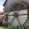 Das Wasserrad war von 1907 bis 1979 in Betrieb. Die Leistung betrug 20 PS, der Durchmesser liegt bei 6,60 Metern. Das Wasserrad war von 1907 bis 1979 in Betrieb. Die Leistung betrug 20 PS, der Durchmesser liegt bei 6,60 Metern.