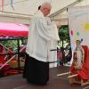 Den Segen für die Kinder stellte Pfarrer Möckel er unter einer neuen „Schutzmantelmadonna“, die er dafür mit Weihwasser segnete und ihren Platz in einer Grotte im Außenbereich finden wird.