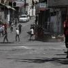 Palästinenser stoßen bei einer Razzia der Armee mit dem israelischen Militär zusammen.