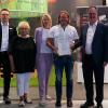 André Baumann (3. v. re.) präsentiert stolz die Stiftungsurkunde der Verpalin Joachim Baumann Stiftung, die das gesellschaftliche Engagement seines Vaters Joachim Baumann dauerhaft fortführt.