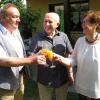 Auf seinen 80. Geburtstag stieß Gottfried Fischer (Mitte) mit seiner Ehefrau Lorette und Drittem Bürgermeister Dieter Leicht an.