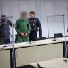 Der Angeklagte Ibrahim A. (3.v.l.) wird in den Gerichtssaal gebracht.