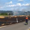 218 Feuerwehrmänner und -frauen kämpfen bei Hochstadt gegen einen Feldbrand an.