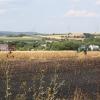 Ein Landwirt hilft mit seinem Güllefass mit. Ein Landwirt hilft mit seinem Güllefass mit.
