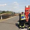 Mit Feuerpatschen und Unmengen Wasser werden die Flammen und Glutnester bekämpft. Mit Feuerpatschen und Unmengen Wasser werden die Flammen und Glutnester bekämpft.