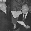 Josef Höhlein (li.) wird durch Bundesarbeitsminister Norbert Blüm für seine langjährige Betriebsrats- und Gewerkschaftsarbeit ausgezeichnet. Repro: OT