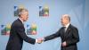 Bundeskanzler Olaf Scholz wird in Vilnius von Nato-Generalsekretär Jens Stoltenberg (l.) empfangen.