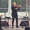 Stargeiger David Garrett wurde beim Konzert in Kloster Banz begleitet von Rogier van Wegberg an einer Vimana (li.) und Gitarrist Franck van der Heijden (re.).
