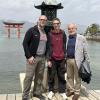 Besuch von Dominik, Eliah und Gerhard Popp (v. li)auf der Insel Miyajima, 20 Kilometer südwestlich von Hiroshima. Im Hintergrundsteht im Pazifik das Torii des Itsukushima Schreins. Hier fand unteranderem der G7 Gipfel im Mai 2023 statt.