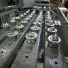 Sprengkapseln liegen in Reihen zum Recycling bereit, während Arbeiter die Chemiewaffenbestände der Vereinigten Staaten im U.S. Army Pueblo Chemical Depot zerstören.