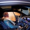 Winfried Kretschmann sitzt in einem Mercedes EQC.
