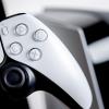 Nicht nur die PS5 (Hintergrund) bekommt Updates: Auch im PS5-Controller steckt Software, die sich nun auch drahtlos, ohne USB-Kabel aktualisieren lässt.