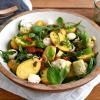 Zu den Kartoffeln gesellen sich Artischocken, getrocknete Tomaten, Oliven, Mozzarella und Rucola.