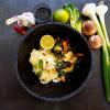 Pak Choi umhüllt die Tagliatelle mit einem nussigen, kohlhaften, spinatigen Aroma. Limette sorgt für die Frische.