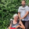 Gespräche, Neckereien, Spaziergänge: Markus Fischer schenkt Ingrid Plötz, Bewohnerin des Kathi-Baur-Pflegezentrum St. Heinrich in Burgkunstadt, im Rahmen des Besuchsdienstes des Aktiven Bürger Zeit. Fotos: Corinna Tübel