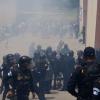 Die Polizei feuert Tränengas auf ein Wahllokal, nachdem es in Guatemala-Stadt zu Zusammenstößen gekommen war.