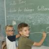 Schön verziert muss so ein Brief sein, finden auch die Jungen der Klasse 2a der Friedrich-Baur-Grundschule Burgkunstadt.