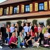 Trieb   Seit 200 Jahren besteht das beliebte Gasthaus „Karolinenhöhe“ bei Trieb. Das Jubiläum feierten die Inhaberfamilien Jakob und Zenk jetzt mit den Stammgästen und Geschäftspartnern. Im Festzelt spielte der Musikverein Hochstadt-Marktzeuln auf. Cornelia Zenk dankte auch im Namen ihres Ehemannes Andreas, ihres Sohnes Johannes und ihrer Eltern allen Mitarbeiterinnen und Mitarbeitern, die wie eine große Familie zusammenhelfen. Unter den Gratulanten waren Landrat Christian Meißner, Bürgermeister Andreas Hügerich, Bundestagsabgeordnete Emmi Zeulner und Verkaufsleiter Michael Schmid von der Kulmbacher Brauerei. Professor Günter Dippold berichtete aus der Geschichte des Gasthofs. Eigentlich werde ja der 200. Jahrestag einer Taufe gefeiert, denn die bayerischen Königin Karoline, die 1797 den verwitweten Herzog Maximilian Joseph von Pfalz-Zweibrücken, den späteren König, geheiratet hatte, gewährte den Inhabern die Verwendung ihres Namens, nachdem sie am 21. Mai 1823 auf der Rückreise von Dresden durch Trieb gekommen war. Erbaut wurde die „Karolinenhöhe“ als Gutshof von Paul und  Joseph Ignaz Schuberth aus Redwitz. Im Bild das Service-Team mit den Seniorchefs Renate und Wolfgang Jakob sowie den Inhabern Cornelia und Andreas Zenk mit ihrem Sohn Johannes. Text/