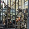 Kämpfer der Söldnergruppe Wagner bewachen einen Bereich in Rostow am Don.