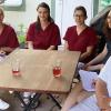 Der scheidende Allgemeinarzt Dr. Christopher Kirsten neben seiner Frau Rosemarie und den Damen seines Praxisteams.
