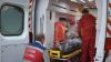Sanitäter bereiten in Kramatorsk den Transport eines verletzten Mannes in eine naheliegende Klinik vor.