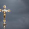 Dunkle Wolken über einem Kruzifix: Immer mehr Menschen nehmen Abstand von der Katholischen Kirche.