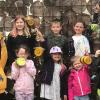 Eggenbach   „Die Wilden Früchtla“ des Obst- und Gartenbauvereins Eggenbach und Umgebung hatten großen Spaß beim Basteln ihrer Insekten-Dosen. Mit Bambus als Füllung und Lehm als Klebstoff wurde die Inneneinrichtung der kleinen Häuser ausgestattet. Jetzt hoffen die Jungen und Mädchen natürlich auf viele fleißige Untermieter. Text/