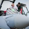 Bundeskanzler Olaf Scholz im Cockpit eines Eurofighters auf dem Fliegerhorst Jagel.