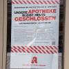 Plakat an einer Tür der Rat-Apothke Lichtenfels. Plakat an einer Tür der Rat-Apothke Lichtenfels.
